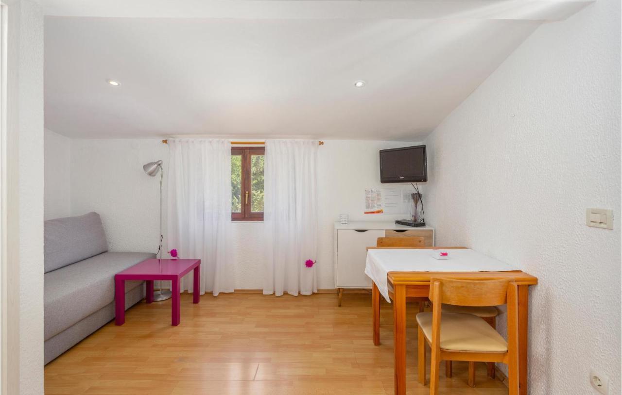 Beautiful Apartment In Omisalj With Kitchen Esterno foto